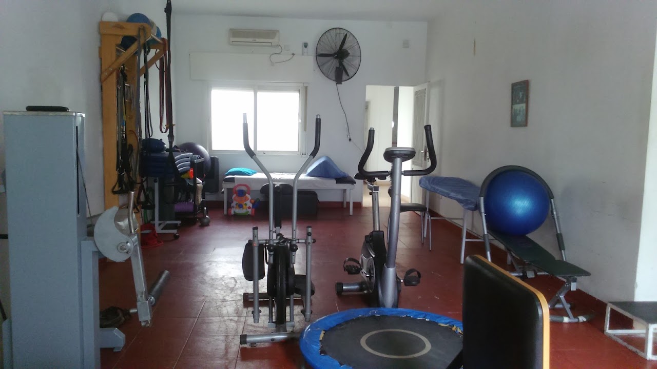 Gimnasio terapéutico de CERYDE en Avellaneda con kinesiólogos y pacientes en rehabilitación activa